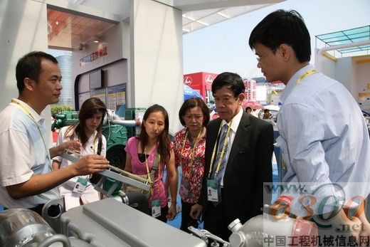 缅甸客商参观玉柴展厅