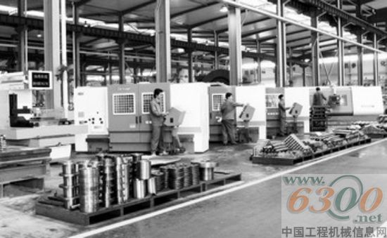 图为江苏牧羊集团用高精度数控加工中心提高产品质量