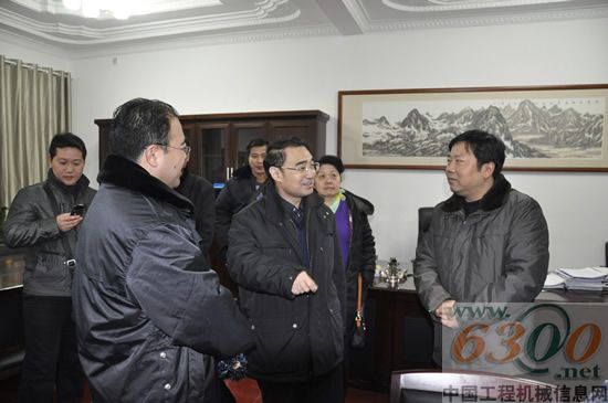 图为王志国（中）与二公司娄邵项目领导交谈