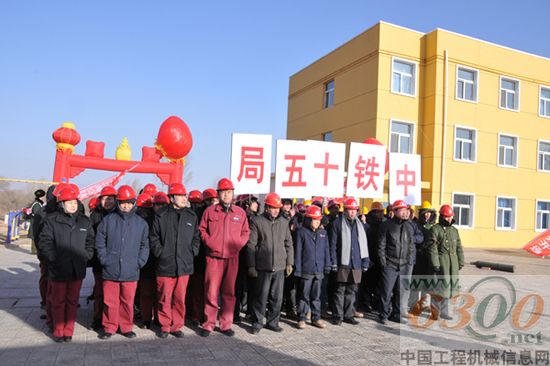 项目部全体成员庆贺万吨铁路开通