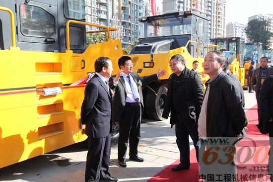 参会嘉宾参观徐工产品