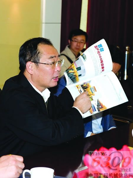 珠海市长钟世坚到武桥重工公司考察