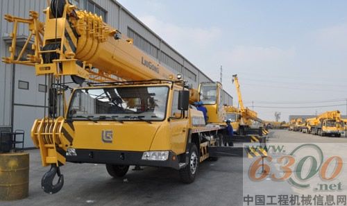 员工对安徽柳工的新一代汽车起重机进行最后的检查