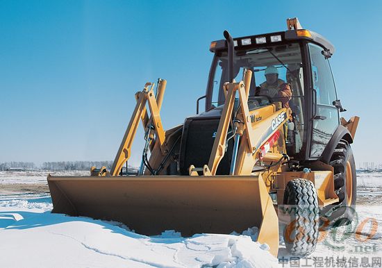 凯斯挖掘装载机冒雪全天候工作