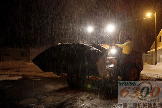 在大雪中工作的凯斯设备