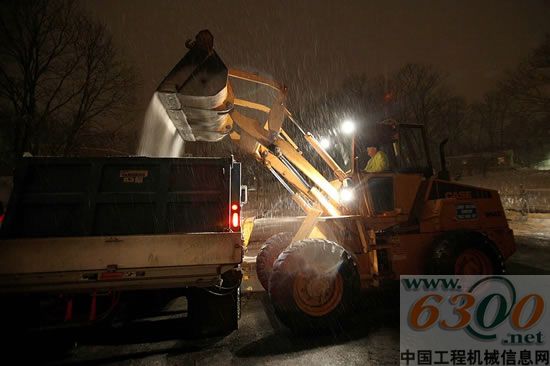 在大雪中工作的凯斯设备