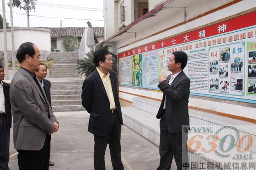 晏平(右二)在参观党员承诺宣传长廊时听取汇报