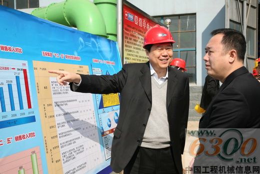金湘军(右)、韩元利(左)等市领导了解玉柴发展情况