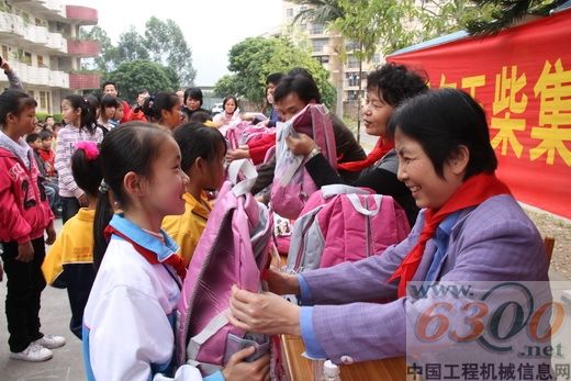 张嘉莎为学生送上学习用品