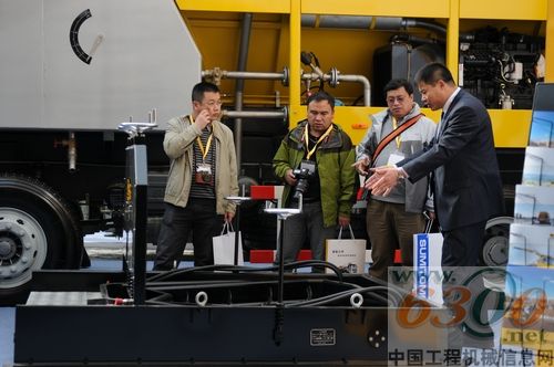 高远圣工现场服务人员讲解微表处施工技术