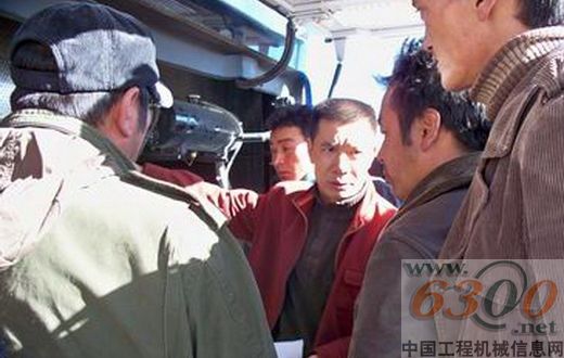 玉柴：李长军(中)对用户进行技术指导