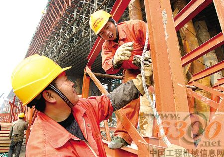 五千建设者奋战高铁线