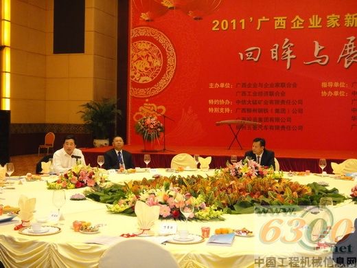 杨道喜(右)认真听取晏平(左)汇报发言