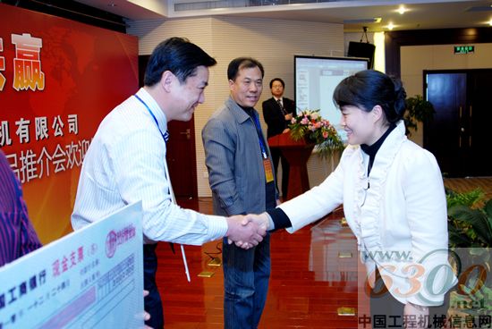 公司党委蒋书记为经销商代表颁发“优秀经销商”奖