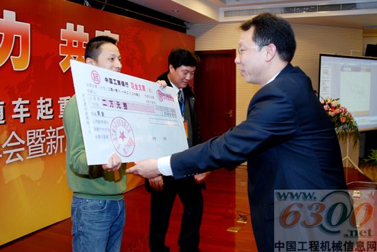 公司杨总为经销商代表颁发“新产品推进”奖