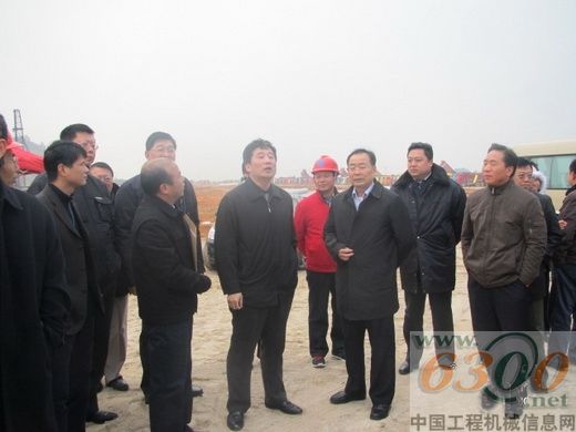钟世坚(前右二)、晏平(前右三)一行考察工地