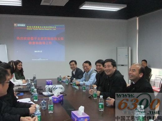 晏平(右二)与珠海玉柴公司员工座谈