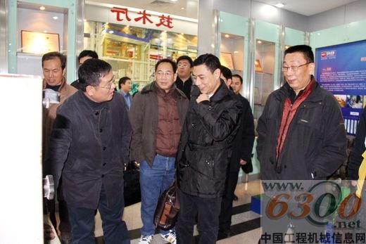 刘卫(右一)一行参观玉柴展厅