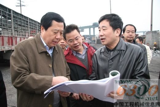 晏平(右)向韩元利(左)汇报相关项目建设情况