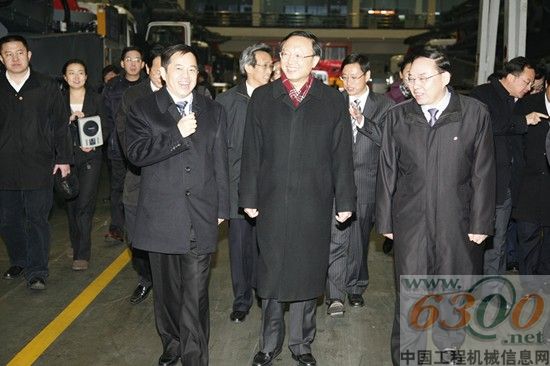 向文波陪同杨洁篪一行参观了三一生产车间
