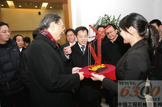 向文波陪同杨洁篪一行参观了三一生产车间