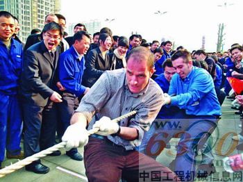 CIFA的同事们也喜欢了中国的拔河运动