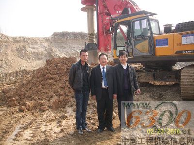 北京市三一重机有限公司营销公司总经理程桦先生(中)、工法研究院吴方晓院长(右一)西宝线施工客户(左一)