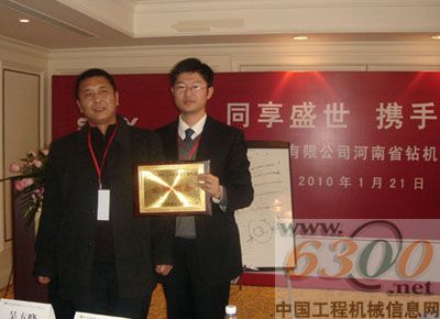 席国庆先生代表公司接受韩柏先生赠予的奖牌