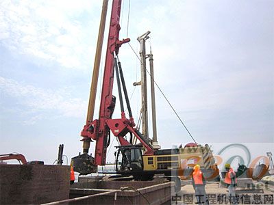 三一新一代SR360在安庆特大桥施工中与其他产品竞技