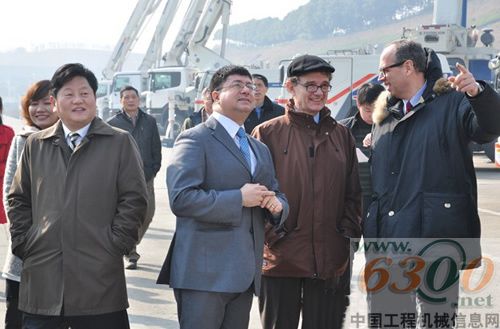 管委会主任罗社辉(左一)与意大利创新部代表团成员一同考察中联重科