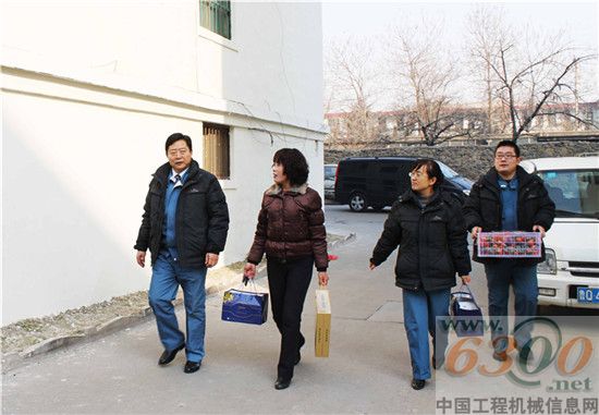 山重建机公司春节前走访慰问驻外人员家属