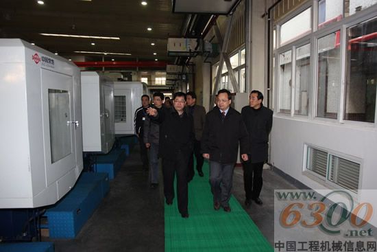 清副市长(前中)等领导在公司董事长薛国俊陪同下参观试制车间二期工程