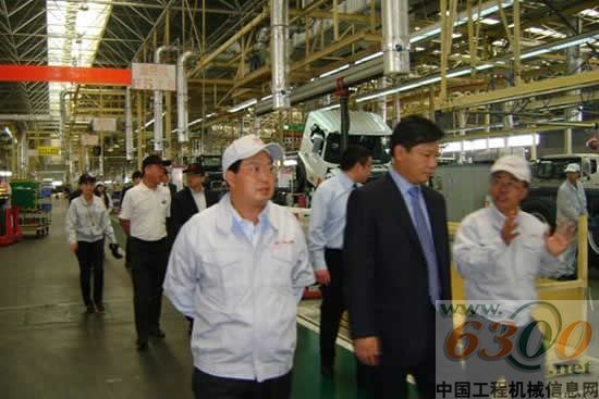 广汽日野执行副总经理区永坚和副总经理张跃赛陪同中联重科高级总裁张建国等一行人参观广汽日野重卡总装车间