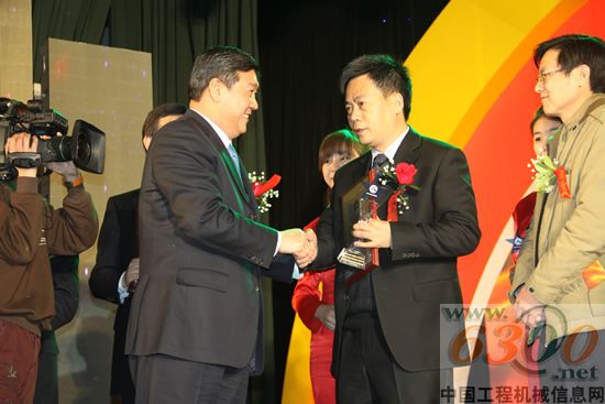 华菱汽车获得“转型•2010中国经济十大领军企业” 称号