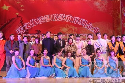 出席晚会的领导嘉宾与主要演员合影