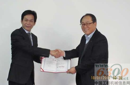 青基会秘书长向金东哲副社长颁发捐赠证书