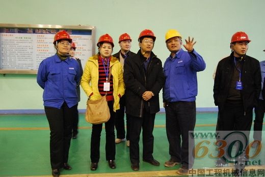 评估组一行参观玉柴铸造中心