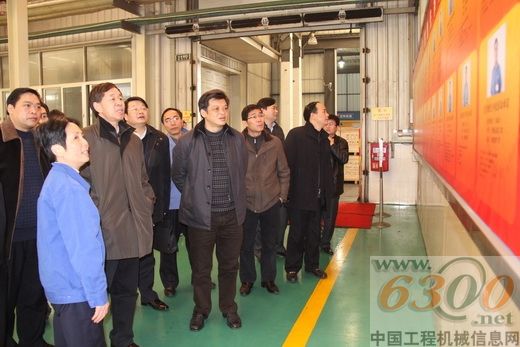 吕春波(前排左二)一行观看玉柴创先争优宣传板报