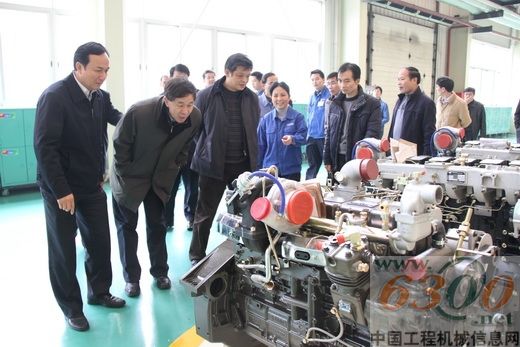 吕春波一行仔细查看玉柴发动机产品