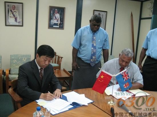 中国援斐济工程机械设备完成交接