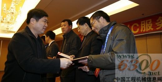 李天生(左)给YC服务体理事会常务理事颁发聘任书