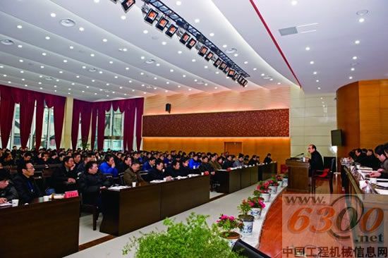 武桥重工集团公司召开形势报告会