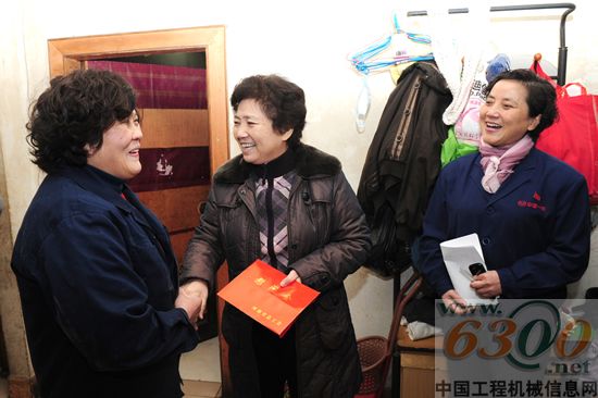 河南省总工会副主席赵兰英到一拖送温暖