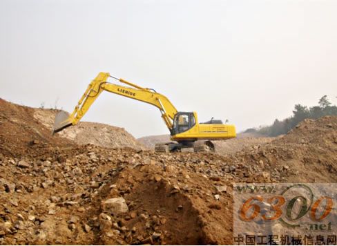 45吨挖掘机正在施工