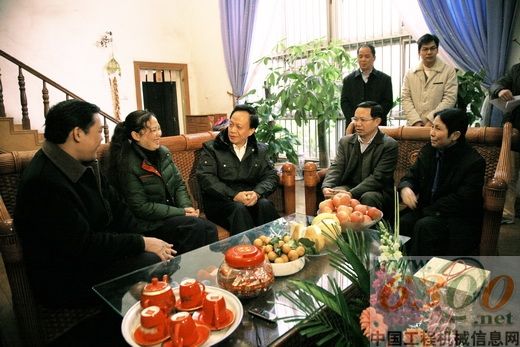 文明(左三)与冯静(左二)亲切交谈