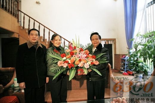 文明(右一)将慰问花篮送到冯静手中