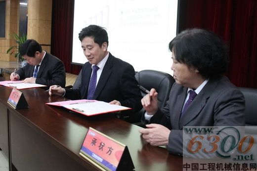 李天生(左)、梁萍(右)分别代表股份公司总经理班子、党委与晏平(中)签订责任状