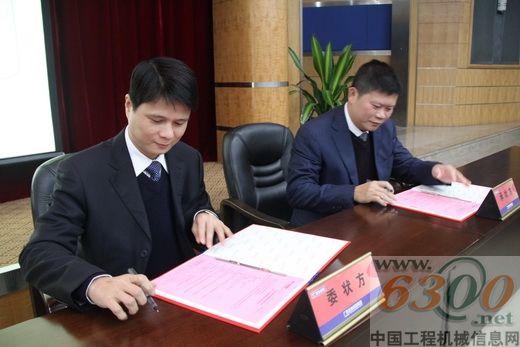 古堂生(左)与子公司主要领导签订2011年经营及安全责任状