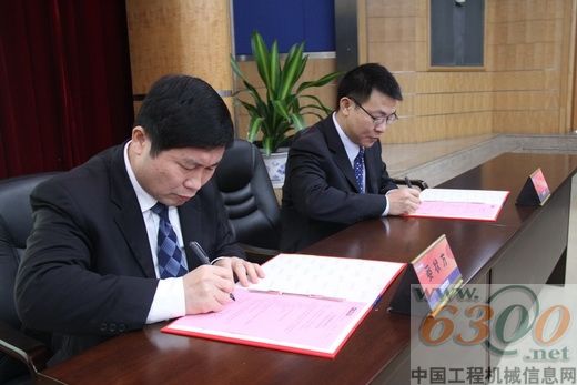 玉柴联合动力公司总经理梁和平(右)与李天生(左)签订了2011年经营及安全责任状