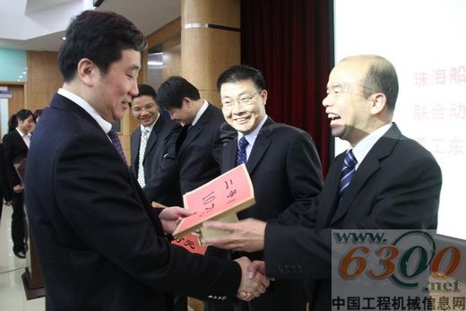 晏平(左)颁发重大项目奖